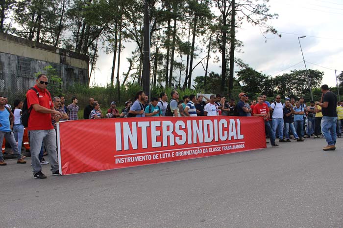 Manifestação dos trabalhadores da Alpitec em Cubatão